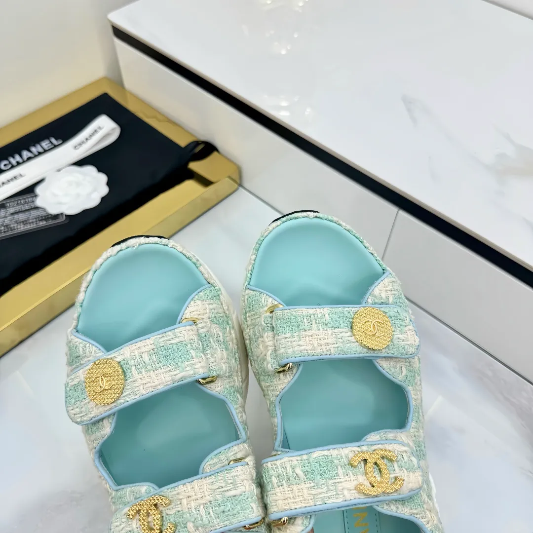 👟👟Ex-factory price 640👟👟 Top version... Chanel｜Chanel Xiaoxiang Velcro Beach Slippers Slippers Casual Beach Shoes 25ss Spring and Summer New Style! Beach shoes are a hit all over the internet! The latest model from the counter, I am still willing to buy it on my feet. It must be ranked among the most popular models. It is invincible in all seasons. Various bloggers and Internet celebrities can see the matching styles. Highly recommended. Pearlescent sheepskin upper, sheepskin lining, suede for feet. Original open-molded TPU outsole size: 35-40 (customized for 40 and 41). Full set of original packaging 👉 👉 👉